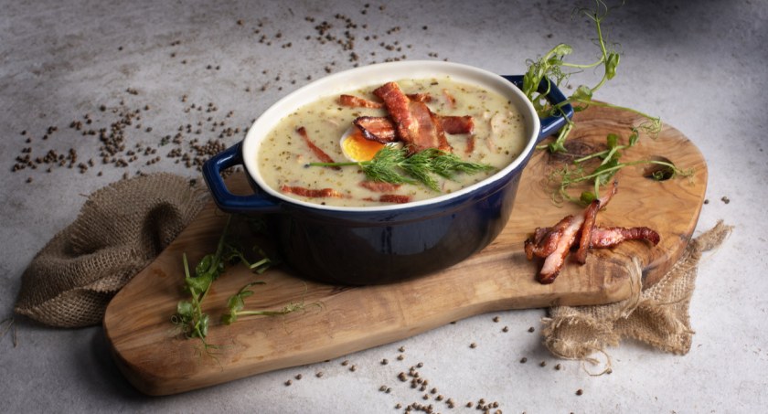 Zdjęcie żurku wielkanocnego w talerzu