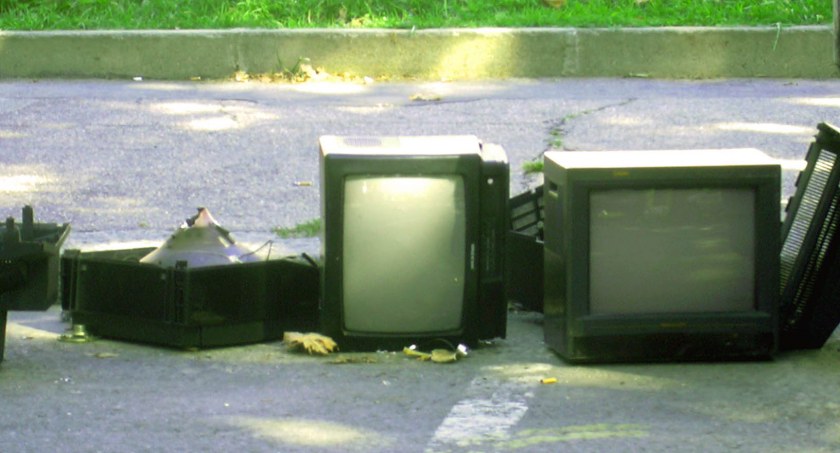 Zdjęcie starego telewizora wystawionego na zewnątrz/ Flickr.com