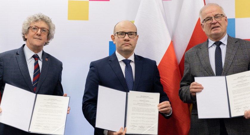 Zdjęcie, od lewej: prof. Cezary Kuklo, dr Artur Kosicki, prof. Krzysztof Mikulski/ podlaskie.eu