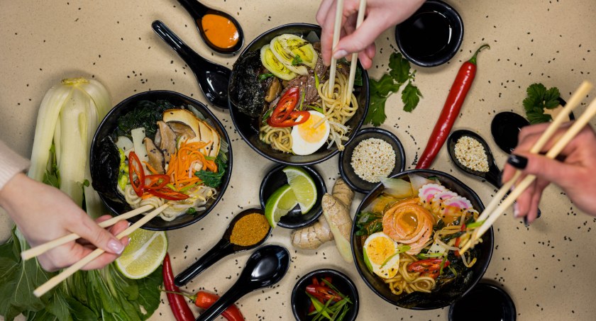 Zdjęcie osób jedzących ramen