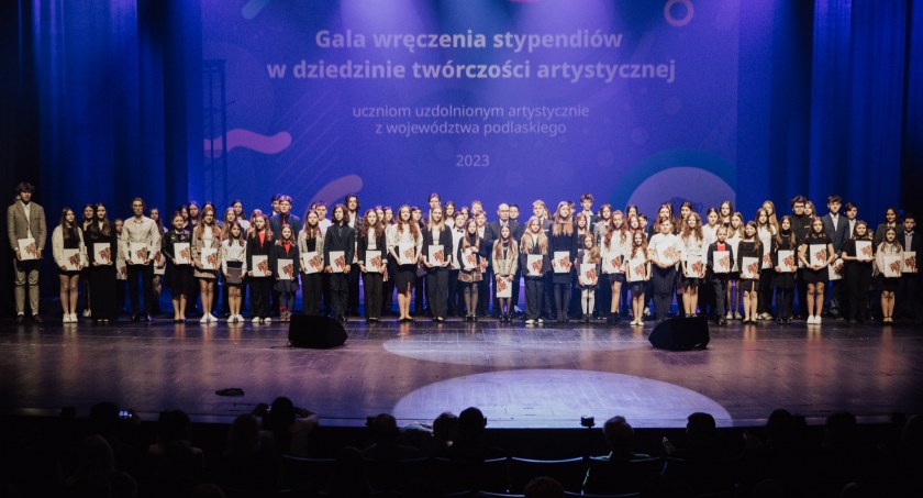 Zdjęcie stypendystów marszałka województwa podlaskiego/ podlaskie.eu