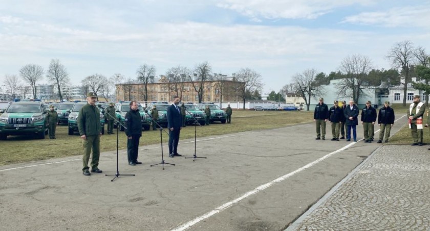 Zdjęcie ministra Mariusza Kamińskiego i Komendanta SG Tomasza Pragi oraz nowych pojazdów Straży Granicznej/ SG
