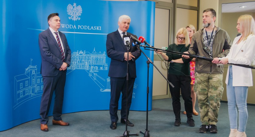 Zdjęcie wojewody podlaskiego zapowiadającego pilotażowy program wykrywania cukrzycy u dzieci/ PUW