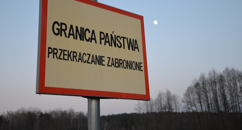 Zdjęcie znaku na granicy polsko - białoruskiej/ twitter.com Straż Graniczna