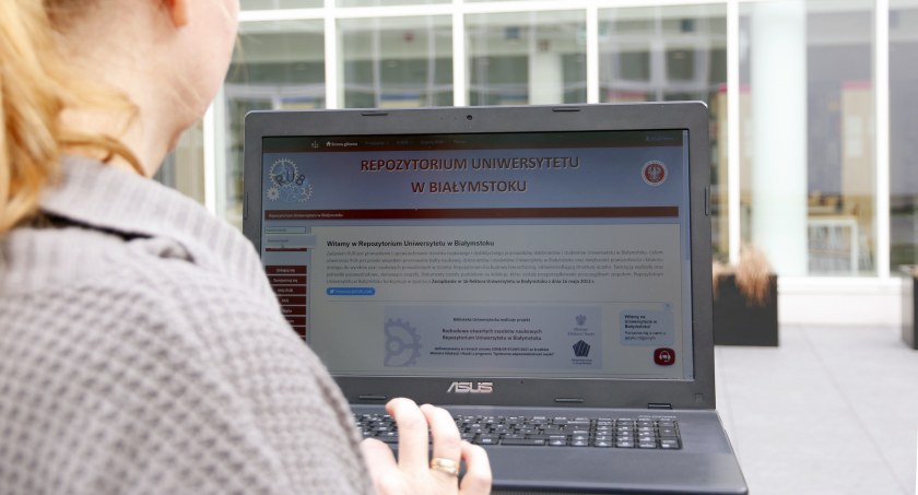 Zdjęcie młodej kobiety przy laptopie/ UwB