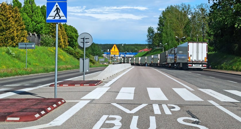Zdjęcie ciężarówek stojących do odprawy na przejściu granicznym w Bobrownikach/ DDB
