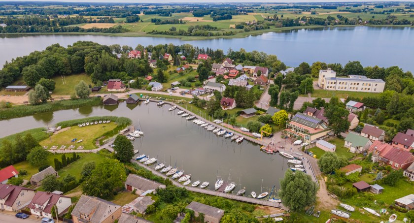 Zdjęcie nabrzeża portowego w Rajgrodzie z lotu ptaka/ wrotapodlasia.pl