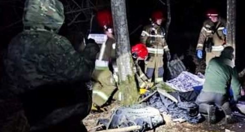 Zdjęcie z akcji ratowniczej nielegalnego migranta w rezerwacie Puszczy Białowieskiej/ SG