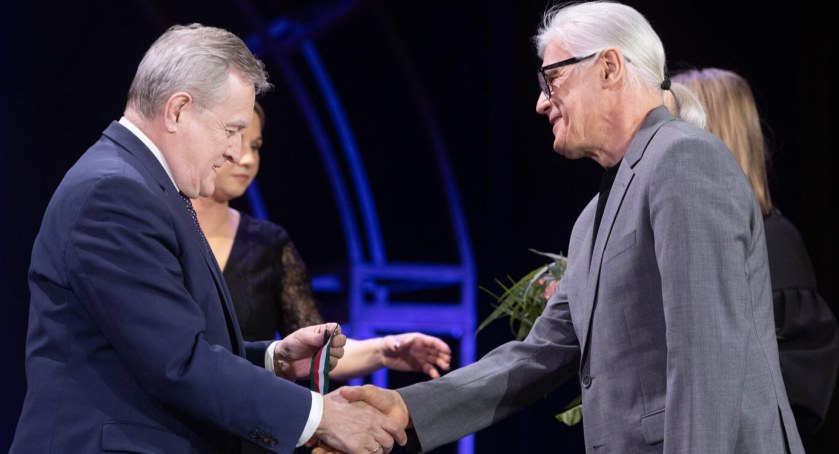 Zdjęcie wicepremiera Piotra Glińskiego wręczającego złoty medal Piotrowi Tomaszukowi/ podlaskie.eu