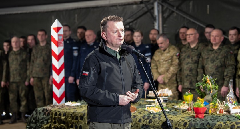 Zdjęcie ministra Mariusza Błaszczaka podczas spotkania z żołnierzami i funkcjonariuszami pełniącymi służbę na granicy z Białorusią/ MON