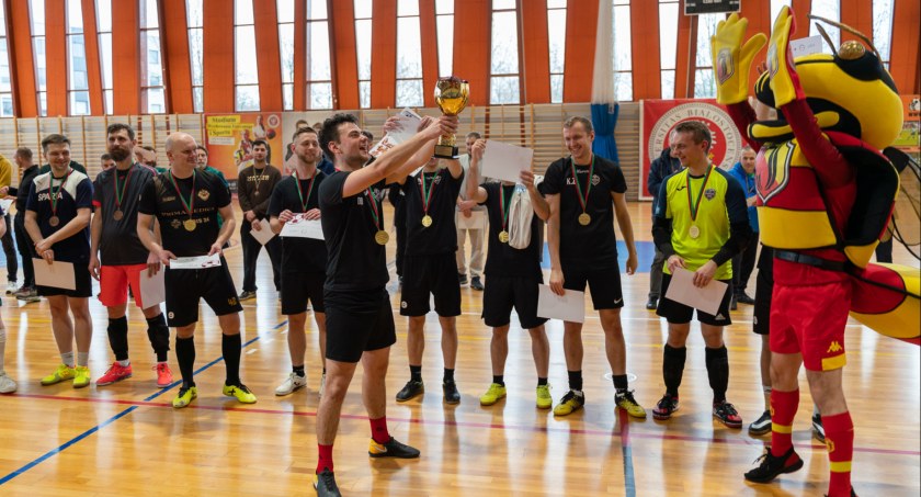 Zdjęcie z zakończenia charytatywnego turnieju piłkarskiego/ Łukasz Nowicki/UwB