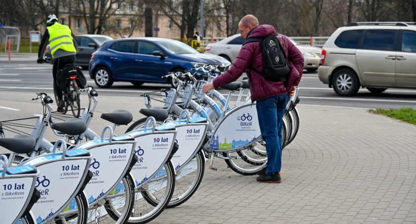 Zdjęcie mężczyzny wypożyczającego BiKeRa/ bialystok.pl
