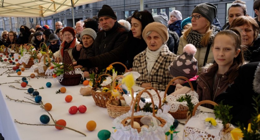 Zdjęcie ze święcenia pokarmów wielkanocnych na Rynku Kościuszki/ wrotapodlasia.pl