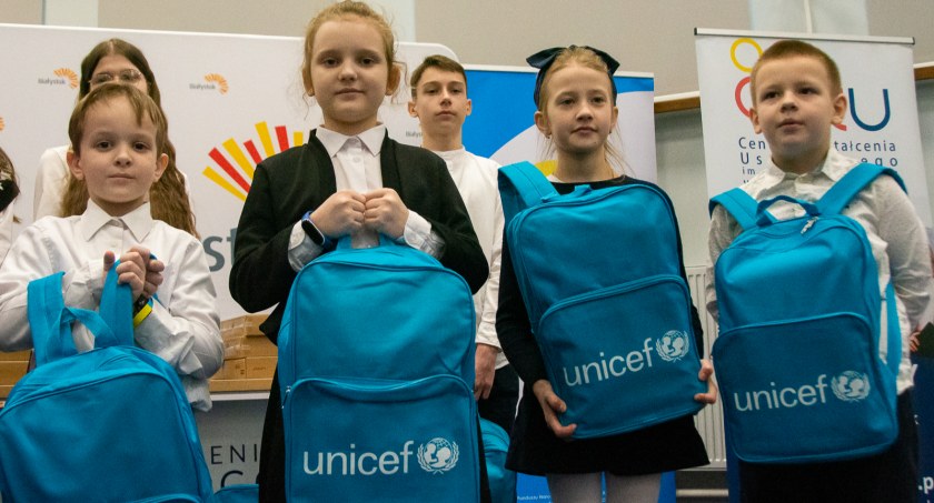 Zdjęcie dzieci z plecakami od UNICEF/ bialystok.pl