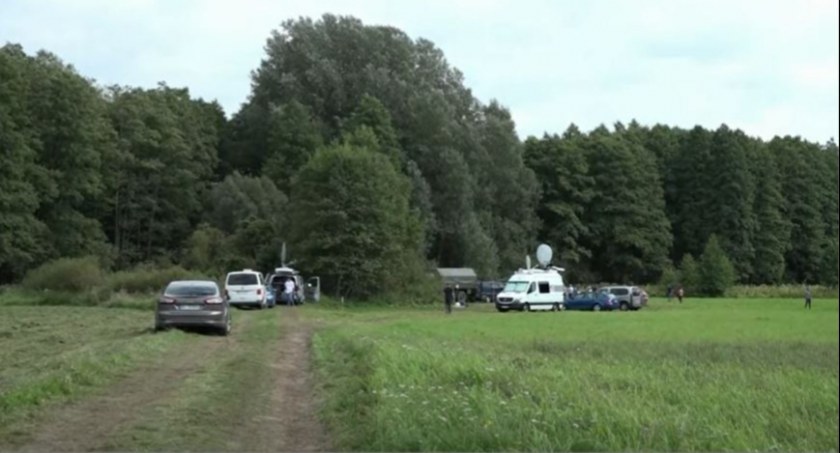 Zdjęcie pojazdów mediów i aktywistów pod Usnarzem Górnym/ zrzut ekranu z YouTube.com