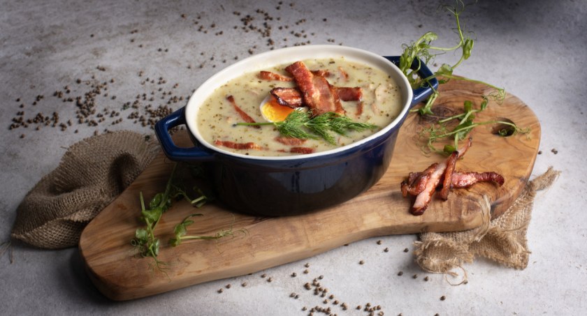 Zdjęcie żurku z boczkiem w miseczce