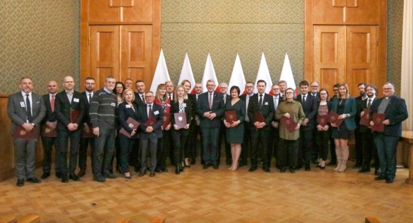 Zdjęcie członków Komisji Ewaluacji Nauki/ MEiN