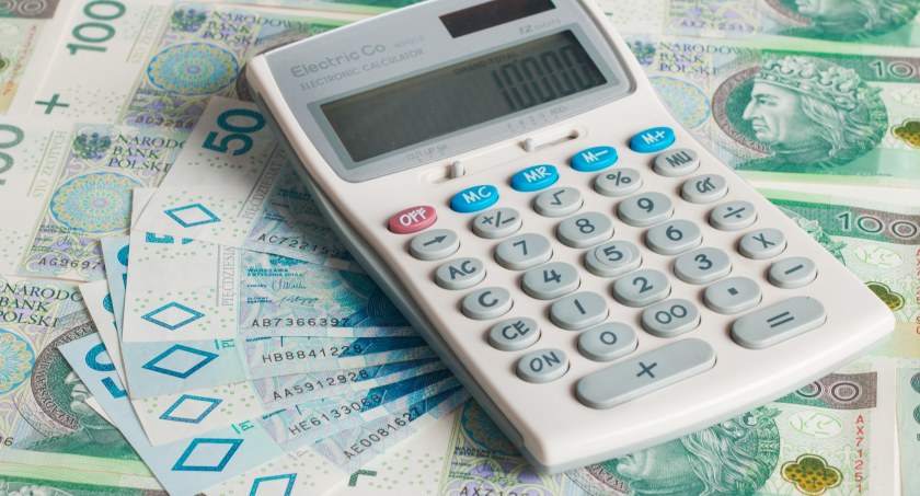 Zdjęcie banknotów i kalkulatora/ Pixabay.com