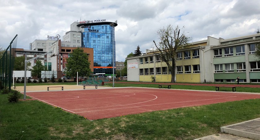 Zdjęcie boiska i budynku szkoły nr 9 w Białymstoku/ bialystok.pl