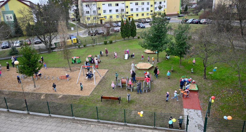 Zdjęcie dzieci na placu zabaw przy przedszkolu w Białymstoku/ bialystok.pl