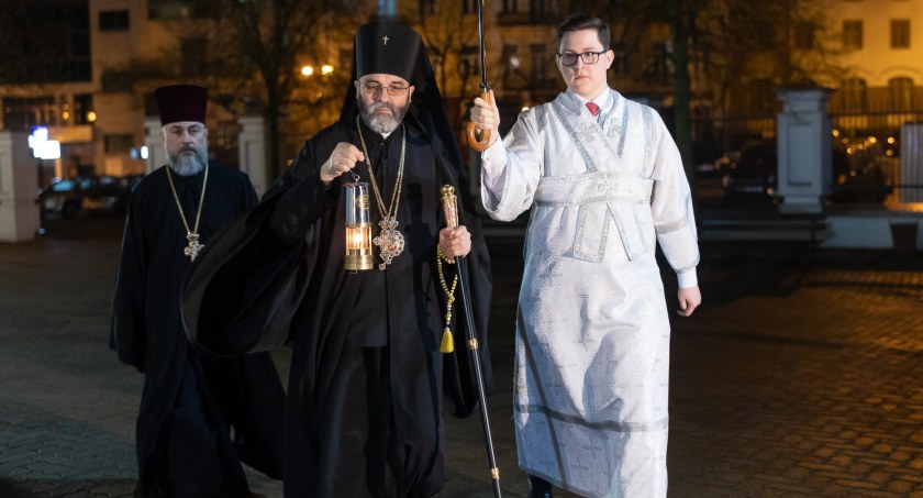 Zdjęcie Arcybiskupa Jakuba ze Świętym Ogniem z Jerozolimy/ podlaskie.eu