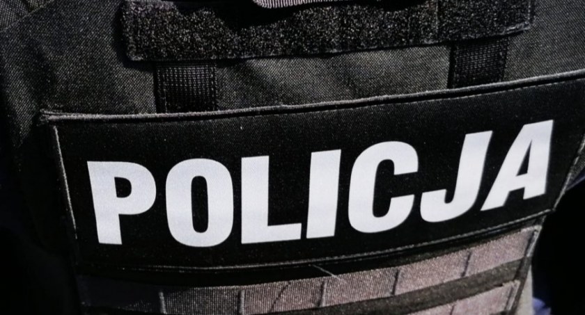 Zdjęcie policjanta stojącego tyłem/ podlaska.policja.gov.pl