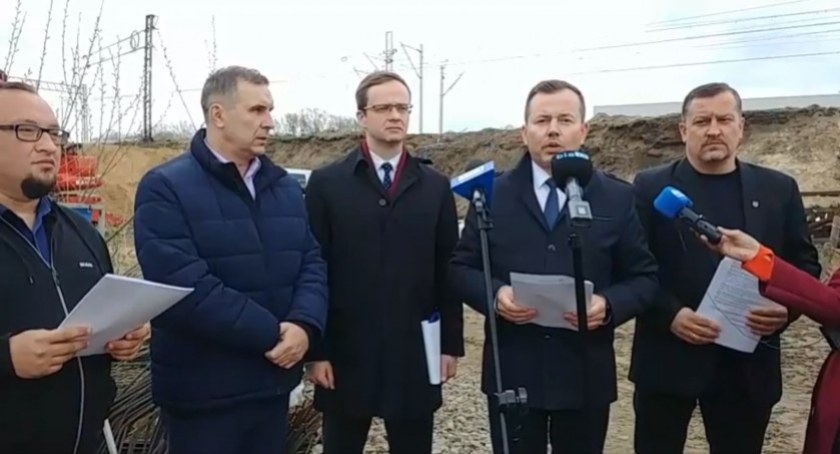 Zdjęcie z konferencji prasowej działaczy PiS i Podlaskiego Centrum Kolejowego