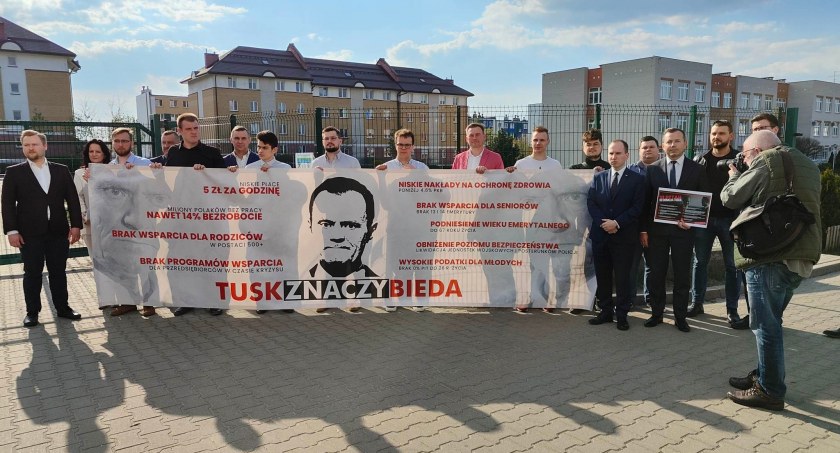 Zdjęcie banneru z jakim przyszli sympatycy PiS pod budynek szkoły w Kleosinie, gdzie odbywało się spotkanie z Donaldem Tuskiem/ DDB