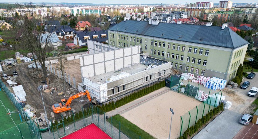 Zdjęcie VO LO w Białymstoku i budowanej sali gimnastycznej/ bialystok.pl 