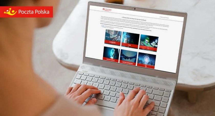 Zdjęcie osoby piszącej na laptopie/ Poczta Polska