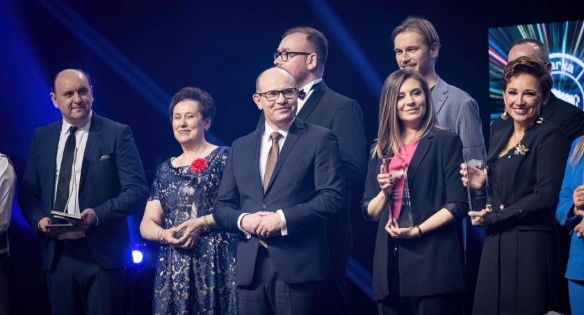 Zdjęcie laureatów Podlaskiej Marki Rosku z marszałkiem województwa podlaskiego/ podlaskie.eu