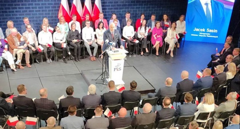 Zdjęcie wicepremiera Jacka Sasina na konwencji programowej PiS w Operze Podlaskiej/ DDB