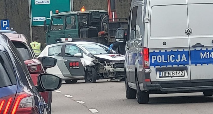 Zdjęcie z miejsca kolizji na ulicy Ciołkowskiego w Białymstoku/ Facebook Kolizyjne Podlasie