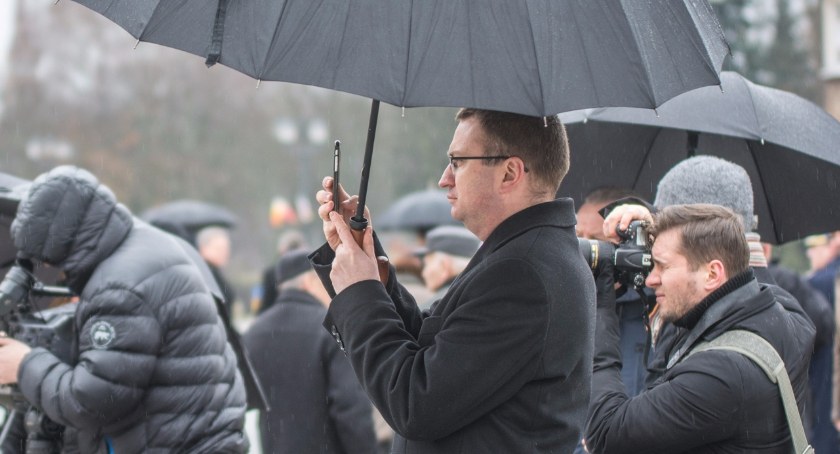 Zdjęcie Rafała Rudnickiego stojącego pod parasolem/ DDB