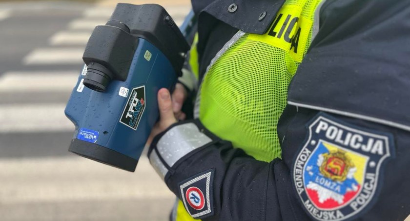 Zdjęcie policjanta z urządzeniem do pomiaru prędkości/ podlaska.policja.gov.pl