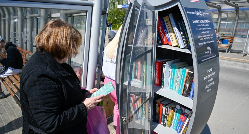 Zdjęcie kobiety przy białostockim śledziku z książkami/ bialystok.pl