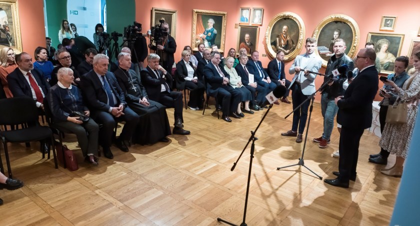 Zdjęcie marszałka Artura Kosickiego podczas prezentacji projektu Muzeum Błogosławionego Księdza Jerzego Popiełuszki  w Okopach/ podlaskie.eu