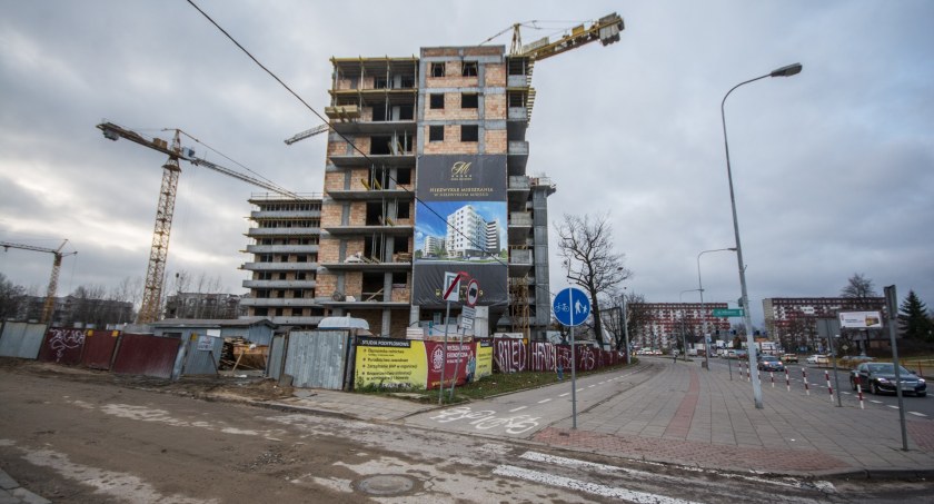 Zdjęcie budowanego bloku wielorodzinnego w Białymstoku/ DDB