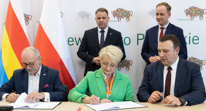 Zdjęcie z podpisania umowy, dzięki której przebudowany będzie odcinek trasy od obwodnicy Suwałk do Mieruniszek/ podlaskie.eu