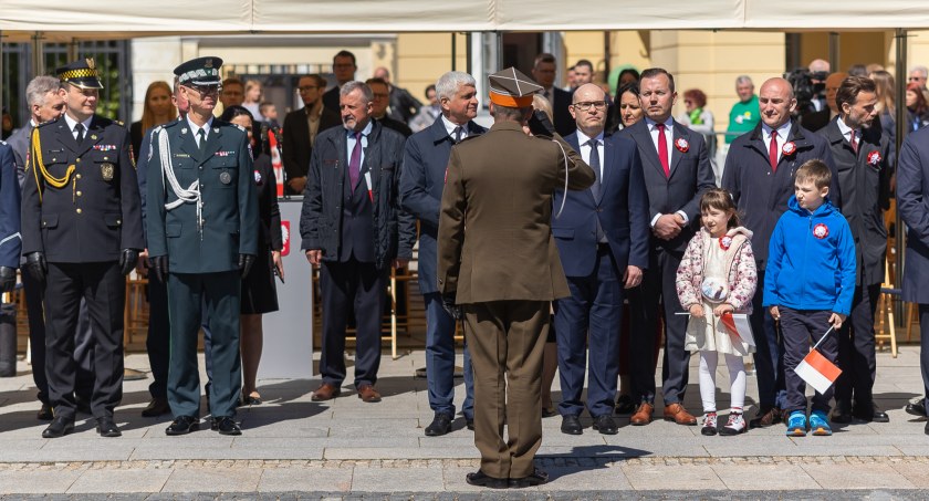 Zdjęcie marszałka województwa przemawiającego na uroczystościach z okazji rocznicy uchwalenia Konstytucji 3 Maja/ podlaskie.eu