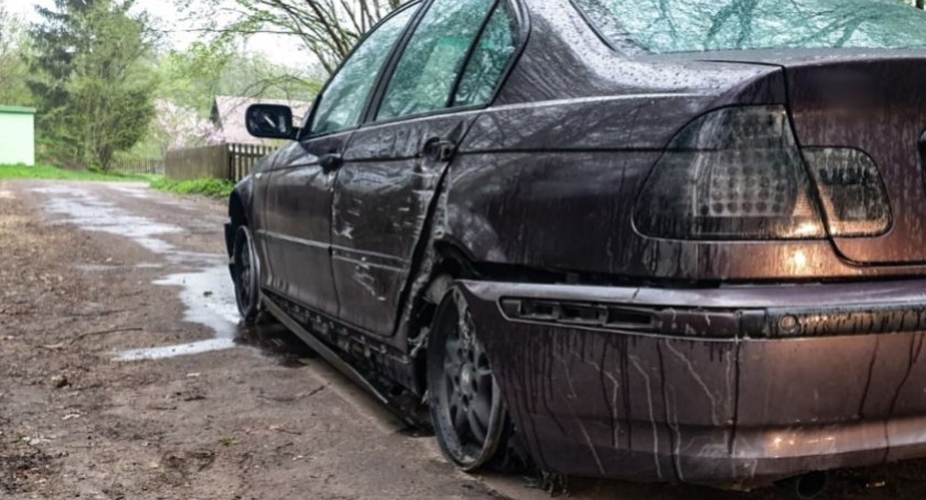 Zdjęcie BMW, którym na samych felgach jechał pijany kierowca i pod wpływem narkotyków/ podlaska.policja.gov.pl