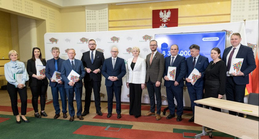 Zdjęcie przedstawicieli samorządów, którzy otrzymali dotacje/ podlaskie.eu