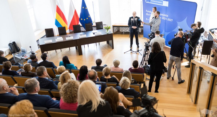 Zdjęcie marszałka województwa Artura Kosickiego na konferencji dotyczącej przyznania Podlaskiemu ogromnych środków z UE/ podlaskie.eu