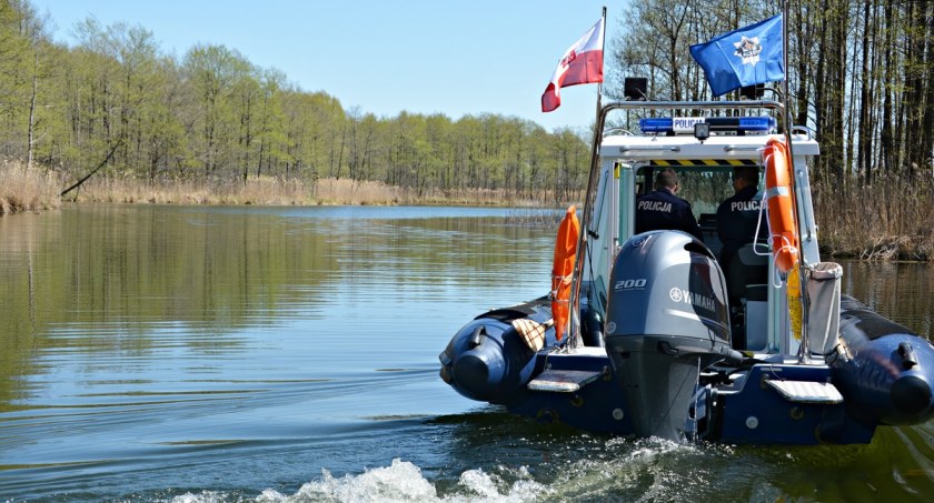 Zdjęcie patrolu wodnego/ podlaska.policja.gov.pl