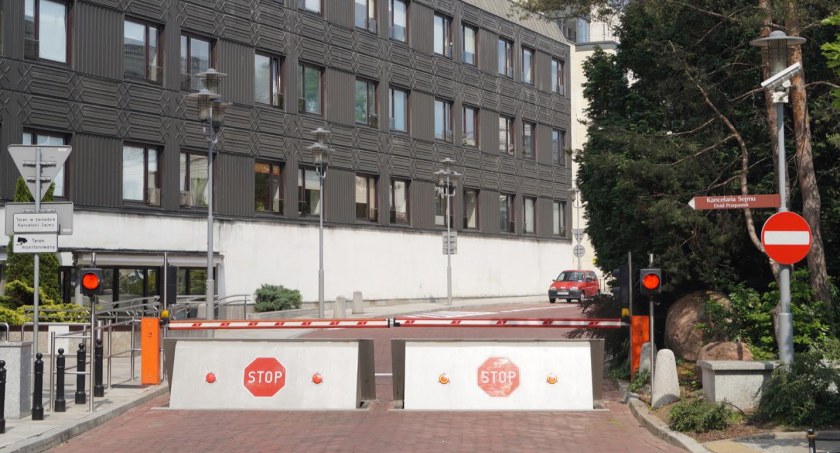 Wjazd na teren Sejmu i Senatu RP / Foto: Piotr Walczak
