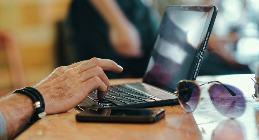 Zdjęcie mężczyzny siedzącego przy laptopie/ Pixabay.com