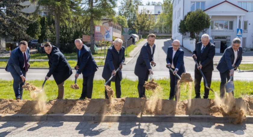 Zdjęcie przedstawicieli samorządów przy rozpoczęciu przebudowy ulicy Raginisa w Białymstoku/ podlaskie.eu