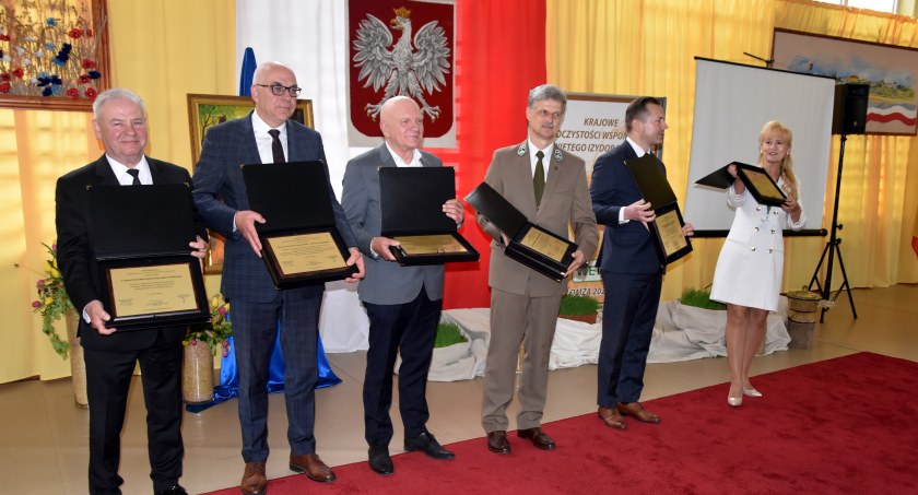 Zdjęcie wicemarszałka Marka Olbrysia i wyróżnionych rolników/ podlaskie.eu