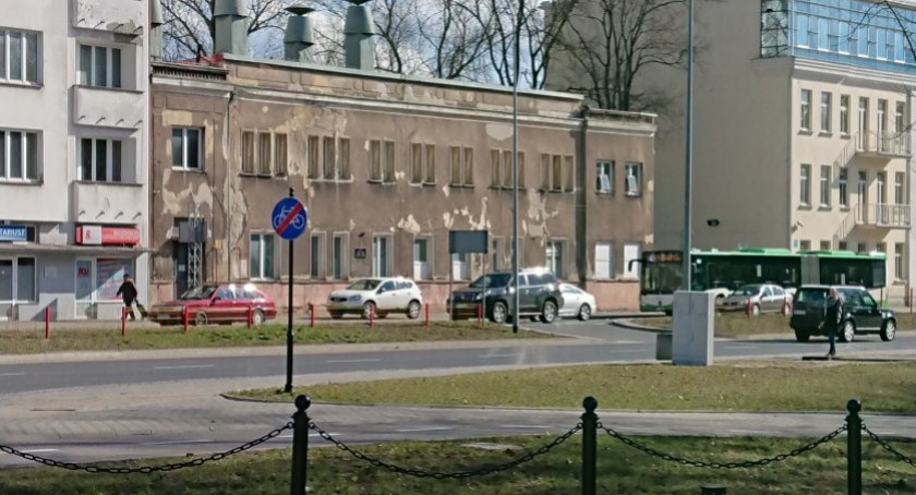 Zdjęcie budynku na ul. Branickiego 3, gdzie na tyłach mógłby być wybudowany parking/ DDB