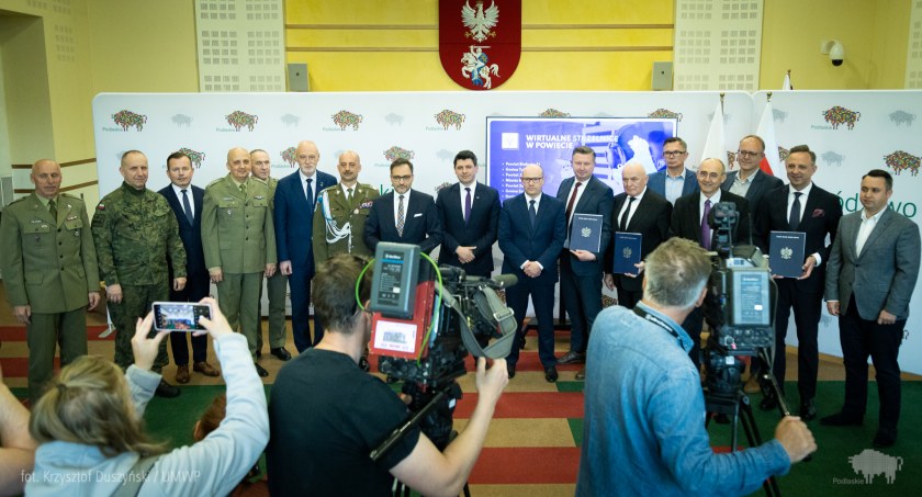 Zdjęcie przedstawicieli samorządów oraz MON po podpisaniu umów na dofinansowanie budowy wirtualnych strzelnic/ podlaskie.eu